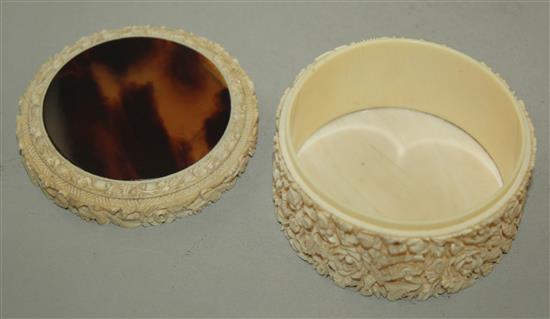 A Chinese export ivory and tortoiseshell cylindrical box and cover, early 20th century, diam. 8.5cm